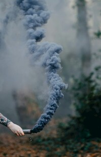 手持烟雾弹制造烟雾效果