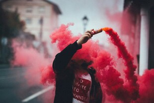 手持红烟者的街头瞬间