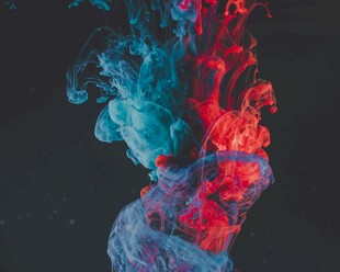 红蓝墨水在水中交融景象