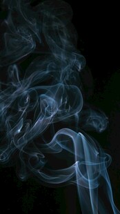 黑色背景下的梦幻烟雾
