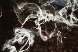 缭绕烟雾