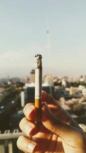 手持香烟俯瞰城市景象