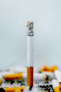 烟蒂置于杂乱烟堆中