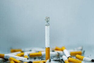 一堆香烟与点燃的烟