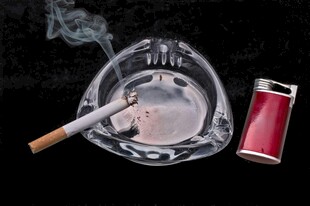 透明烟灰缸与香烟打火机