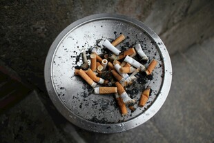 满溢的烟灰缸