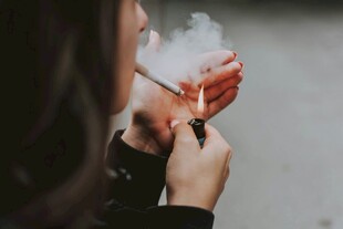 女子点燃香烟瞬间