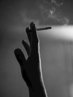 手托香烟的剪影瞬间
