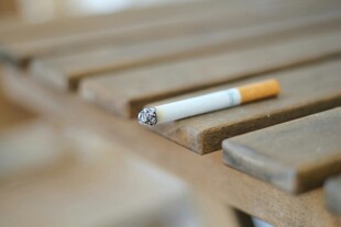 木桌上的一支香烟