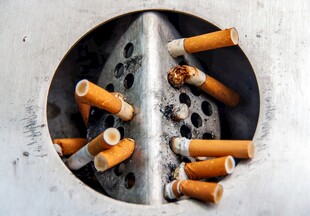 烟灰缸中的废弃香烟