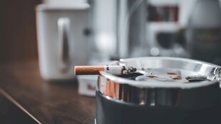 烟灰缸中的香烟