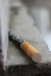 一支香烟置于粗糙表面