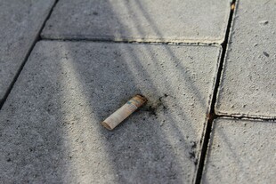 地面上的废弃烟头