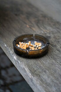 烟灰缸内的烟蒂