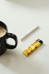 咖啡旁的打火机与吸管