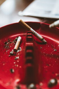 红色烟灰缸内的烟蒂