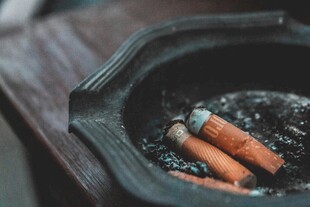 烟灰缸中的两根烟蒂
