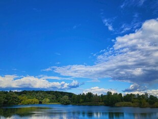 湖畔蓝天美景