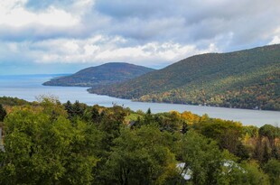 山间湖畔美景