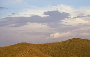 山丘上的蓝天白云美景