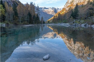 山间清澈湖水的美丽景致