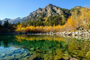 秋日山间的澄澈碧绿湖水
