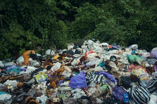 垃圾堆积成山的污染场景