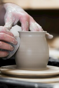手工陶艺制作中的专注瞬间