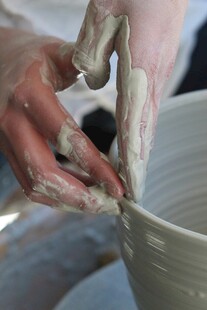 手工陶艺制作中的手部特写