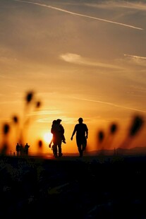 夕阳下的徒步旅行者