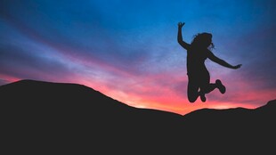 夕阳下的活力跳跃身影