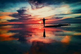 夕阳下的孤独身影