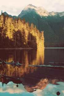 湖畔山峦美景倒映