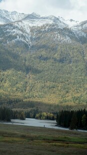 雪山下的宁静湖泊风光