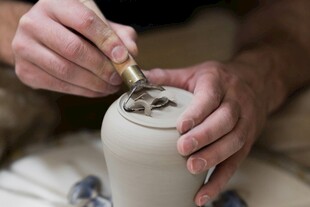 手工制作陶艺的专注瞬间