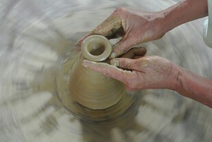 手工陶艺制作瞬间