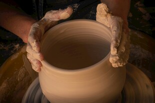 手工陶艺制作中的双手