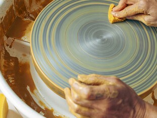 手工陶艺制作中的拉坯瞬间