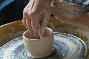 手工陶艺制作中的塑形瞬间