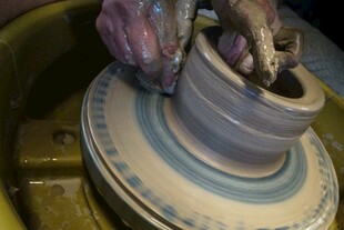 手工陶艺制作中的拉坯瞬间
