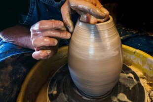 手工陶艺制作中的专注瞬间