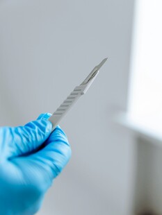戴手套手持手术刀片