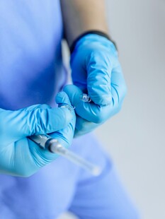 医护人员手持注射器
