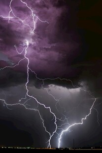 震撼闪电划破夜空景象