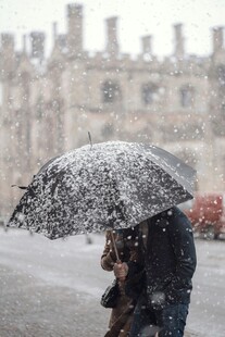 雪中撑伞漫步的人