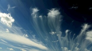 梦幻天空中的奇异云彩