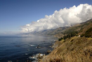 海岸边的壮丽云海景观