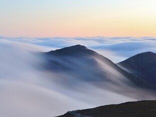 云海环绕的壮丽山峦