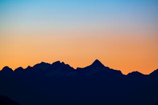 日落时分的山峦剪影
