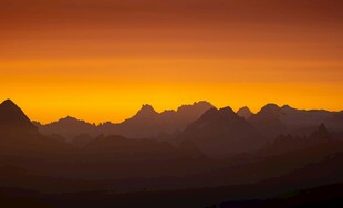 日落时分的壮丽山峦